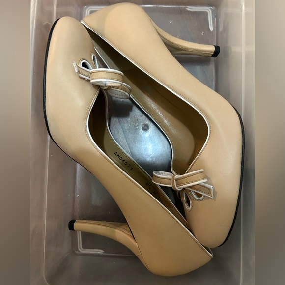 Stuart Weizmann Tan Bow Heels - Picture 8 of 9